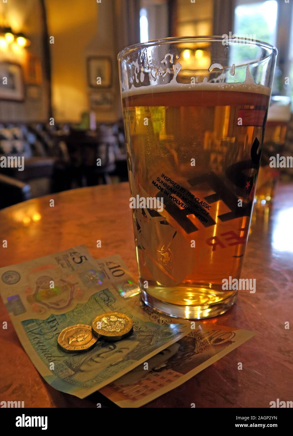 Pinta di birra, sterline inglesi, banconote inglesi, contanti Foto Stock