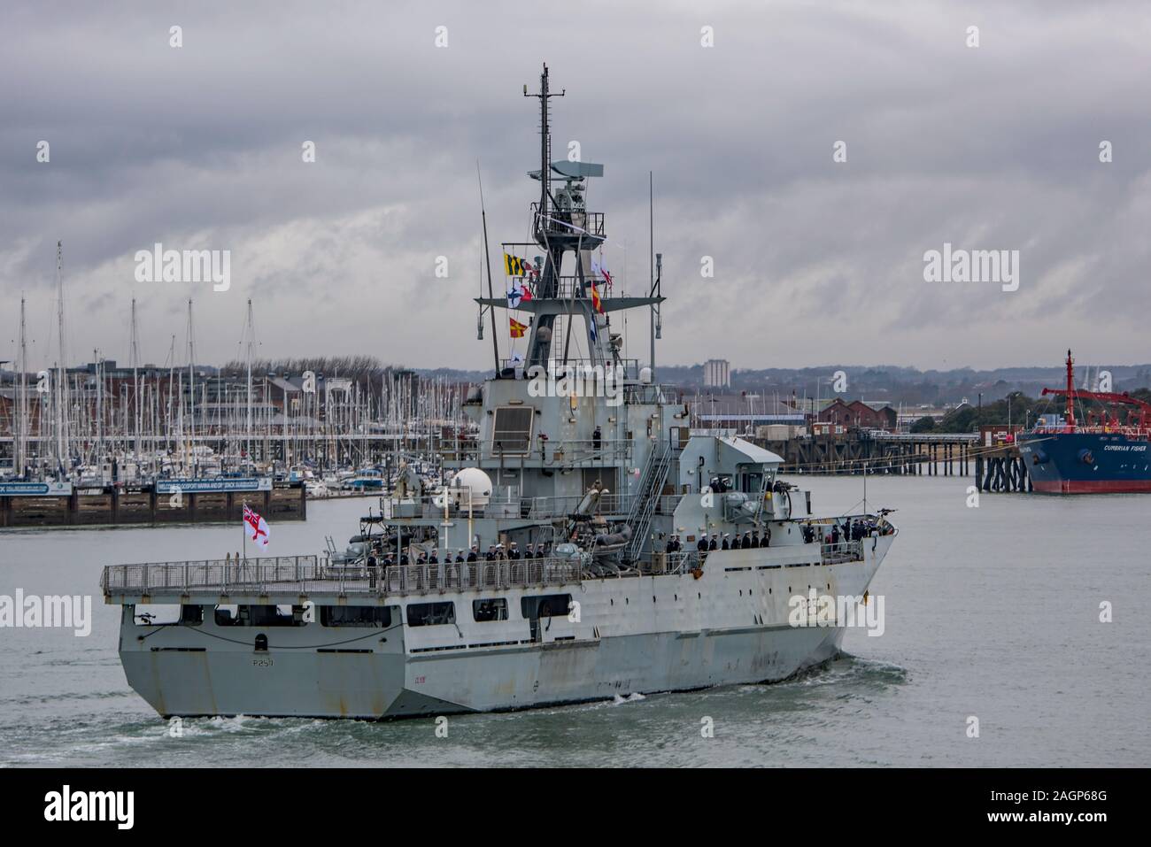 La Royal Navy offshore nave pattuglia HMS Clyde (P257) è tornato a Portsmouth, nel Regno Unito il 20 dicembre 2019, con la fine di un periodo di dodici anni come le Isole Falkland nave pattuglia, un compito ora ripreso da HMS via. La nave è stata smantellata in una breve cerimonia e sarà a tempo debito essere restituito a BAE Systems Maritime. Foto Stock