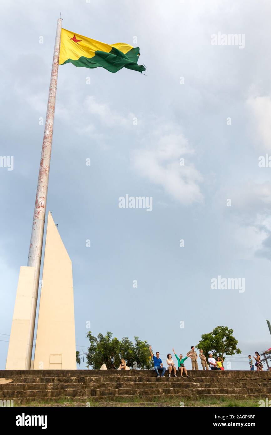 Bandiera dello stato di Acre con cielo viola in Lo sfondo in Amazzonia del Brasile Foto Stock