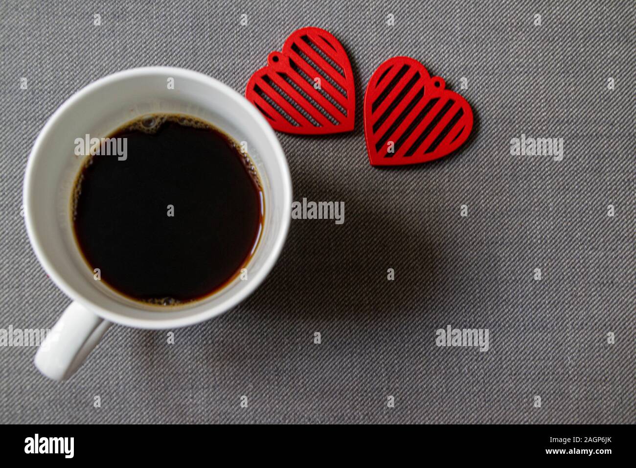 Tazza di caffè e cuori rossi Foto Stock