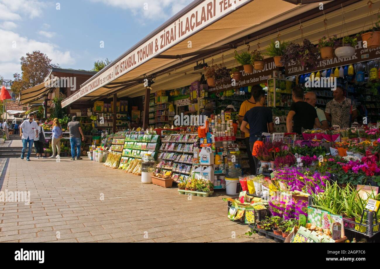 Istanbul, Turchia - 19 settembre 2019. Uno stallo che vendono fiori e semi nella parte esterna del Bazaar Egiziano delle Spezie, noto anche come Misir Carsi Foto Stock