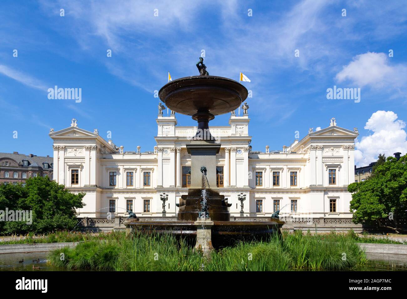 Una fontana di fronte al principale edificio universitario a Universitetsplatsen (piazza dell'Universita') di Lund in Svezia Foto Stock
