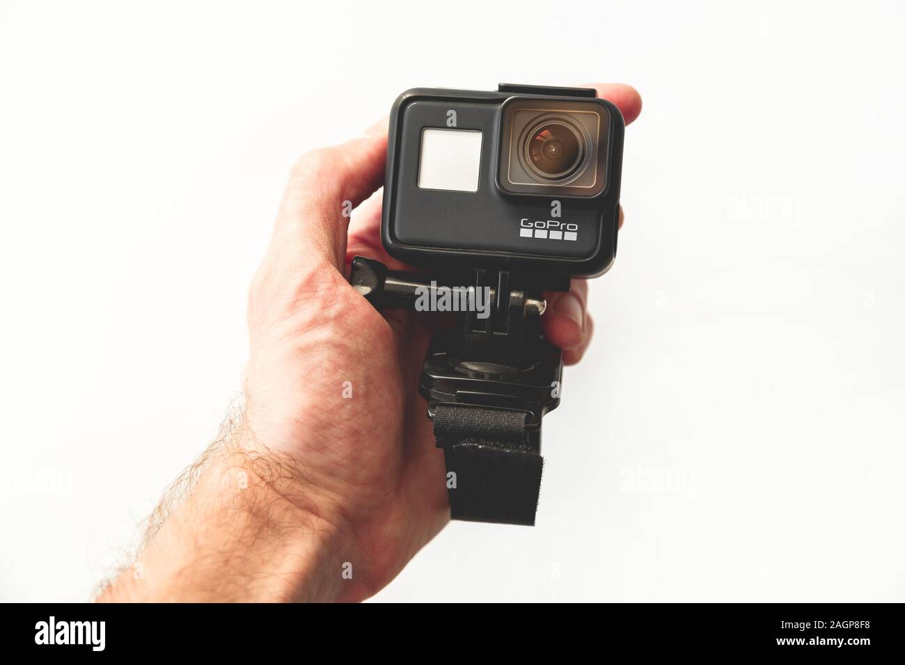 Minsk, Bielorussia - 20 dicembre 2019: GoPro HERO 7 Nero azione fotocamera con la fascetta a mano su sfondo bianco Foto Stock