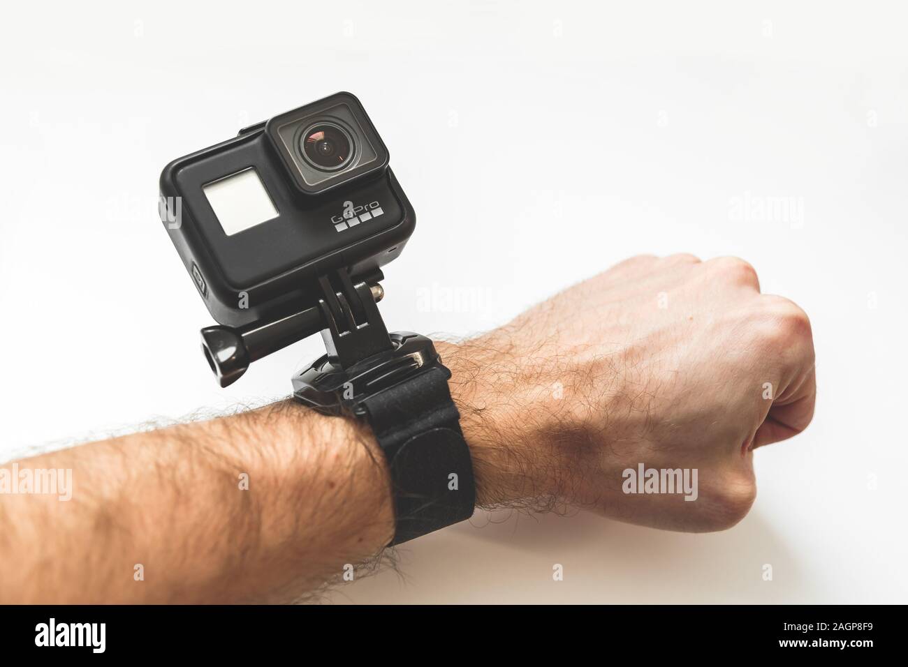 Minsk, Bielorussia - 20 dicembre 2019: GoPro HERO 7 Nero azione fotocamera con la fascetta a mano su sfondo bianco Foto Stock