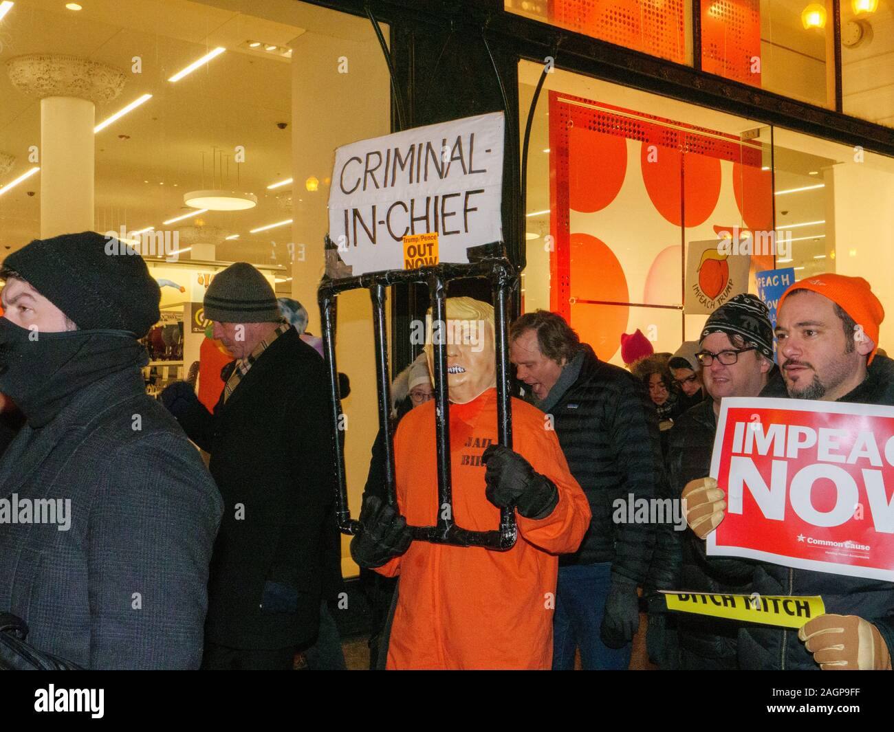 Chicago, Illinois, Stati Uniti d'America. 17 dicembre 2019. I dimostranti nel rally Federa Plaza, quindi marzo al Trump Tower esigente impeachment del Presidente Trump. Foto Stock