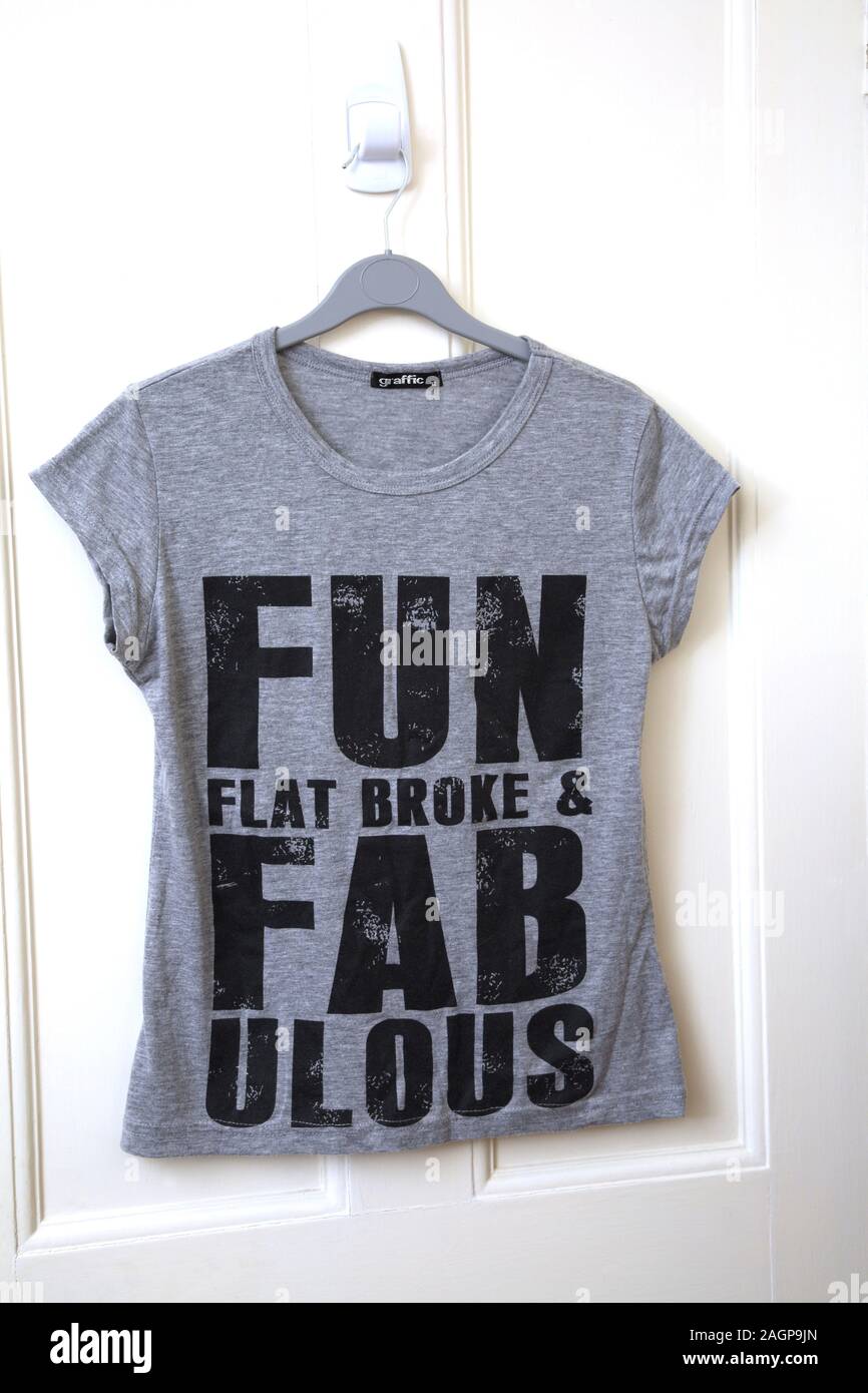 T-Shirt con slogan 'Fun Flat si è rotto e il favoloso' Foto Stock