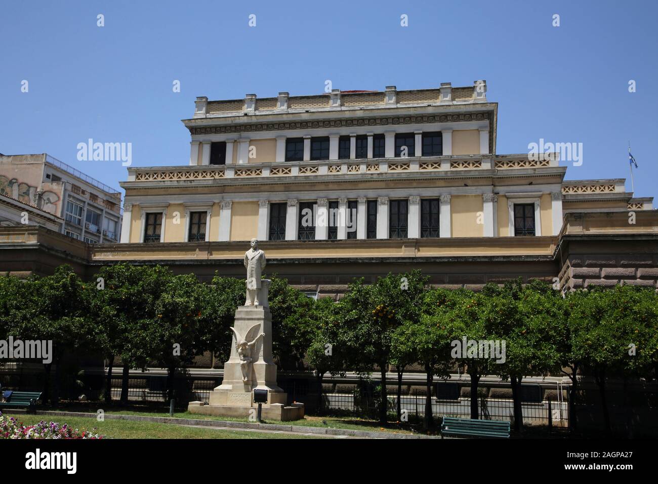 Atene Grecia Charilaos Trikoupis statua dello scultore Tommaso Thomopoulos fuori la neoclassica Museo Storico Nazionale Foto Stock