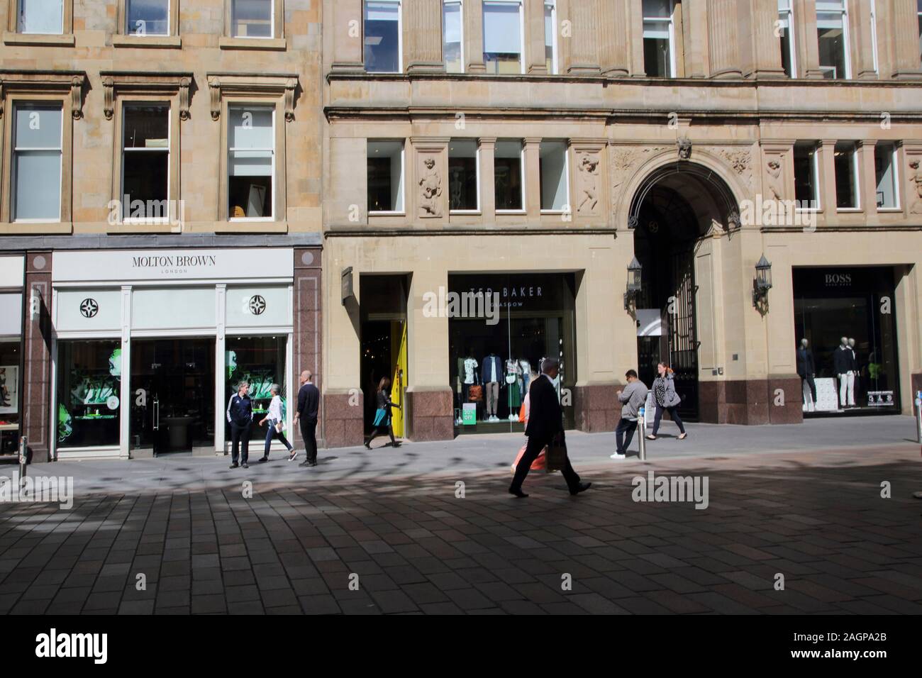Glasgow Scozia Buchanan Street pedoni a piedi da negozi Molton Brown e Ted Baker Foto Stock