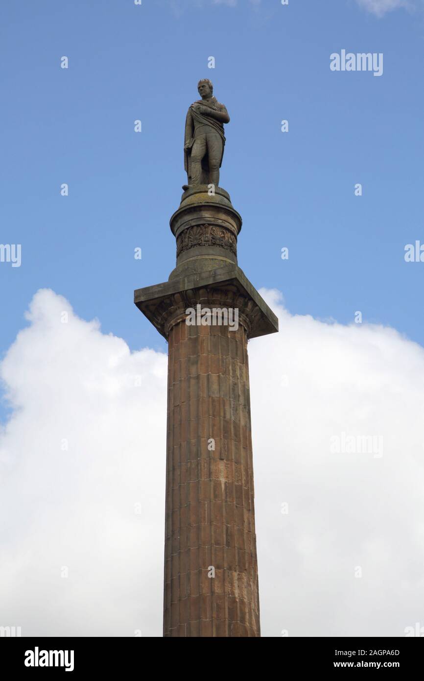 Glasgow Scozia George Square colonne doriche con statua di pietra di Sir Walter Scott completata nel 1836 progettato da Giovanni Greenshields e la colonna e la base Foto Stock