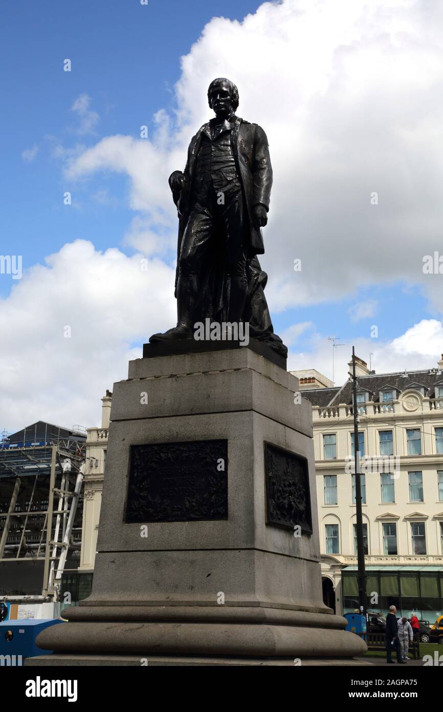Glasgow Scozia George Square statua in bronzo di Robert Burns 1759-1796 Foto Stock