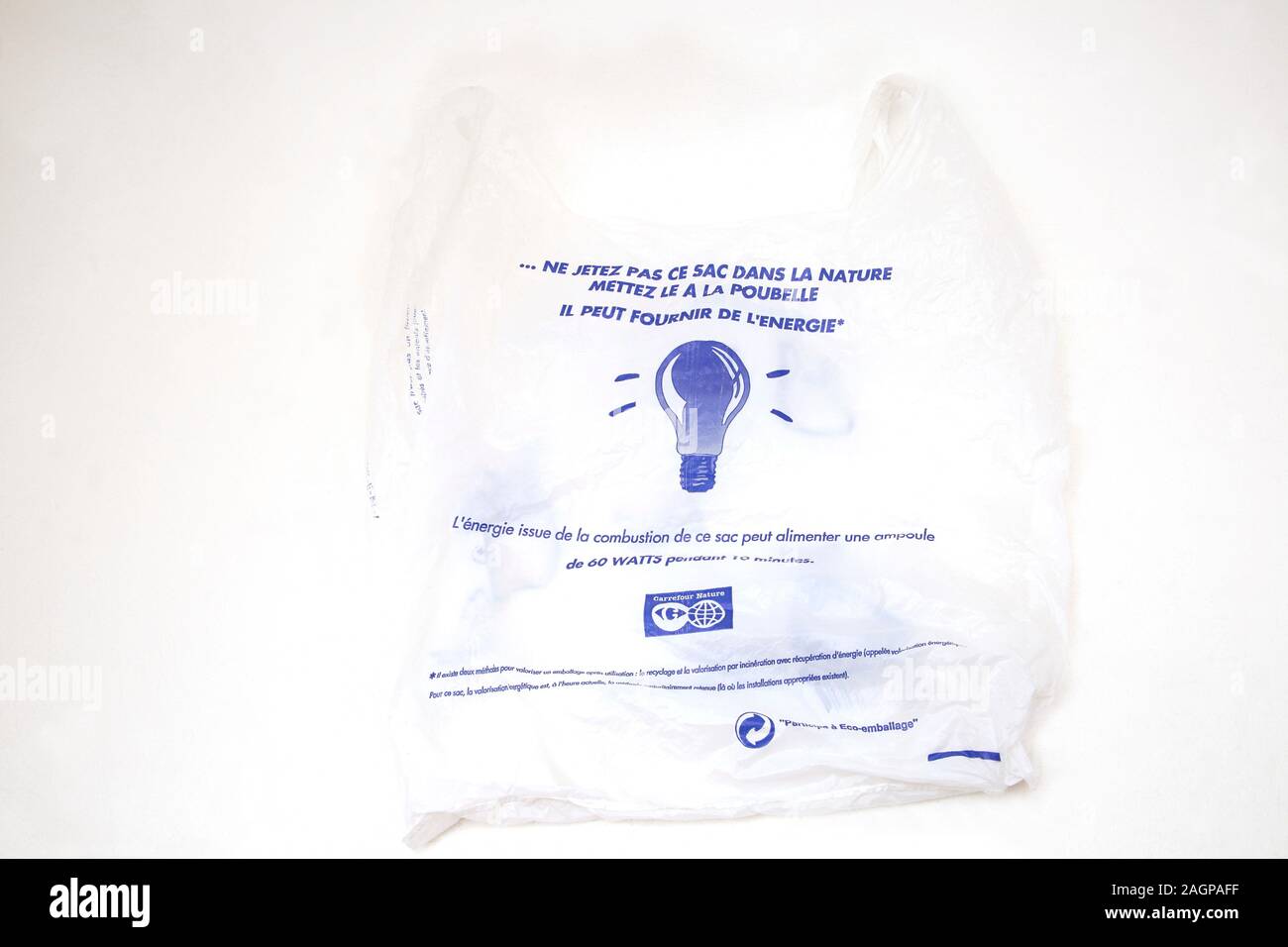 Supporto in plastica borsa francese ' non gettare questo sacchetto in natura metterlo nel cestino può può fornire energia. L'energia dalla combustione di questo sacchetto Foto Stock