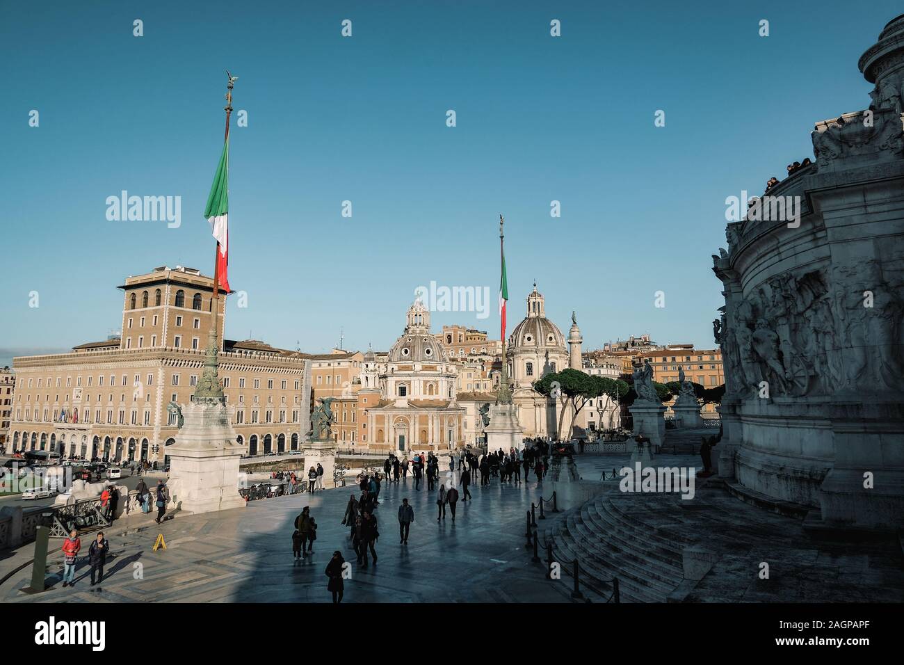Roma, Italia - 14 dicembre 2019: Roma,monumento nazionale i visitatori in Piazza Venezia con la folla di gente turistiche,soft focalizzata Foto Stock
