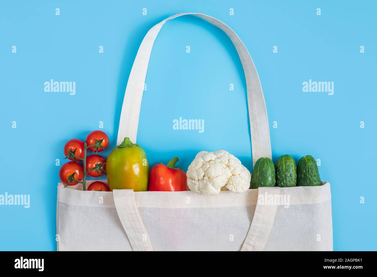 Rifiuti Zero concetto. Verdure in eco-friendly tessile riutilizzabile borsa su sfondo blu. Libero di plastica. Sani e freschi cibi vegetariani. Lay piatto Foto Stock