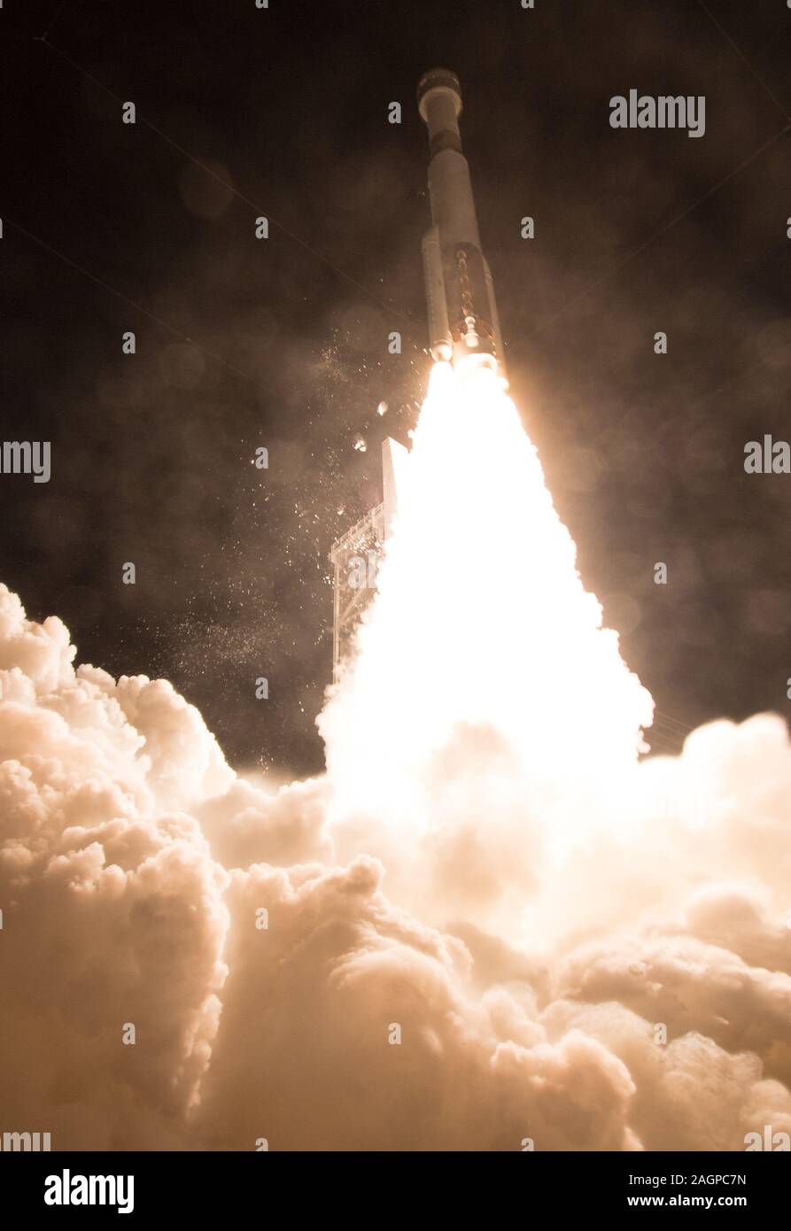Cape Canaveral, Stati Uniti. Xx Dec, 2019. Un regno lancio Alleanza Atlas V a razzo con Boeing CST-100 Starliner lanci spaziali from Space Launch Complex 41, il 20 dicembre 2019, alla Cape Canaveral Air Force Station in Florida. L'orbitale uncrewed volo di prova lanciato a 6:36 a.m. EST ed è Starliner da nubile della missione alla stazione spaziale internazionale per la NASA commerciale del programma dell'equipaggio. La missione servirà come un test end-to-end della funzionalità del sistema.Foto NASA da Joel Kowsky/UPI Credito: UPI/Alamy Live News Foto Stock