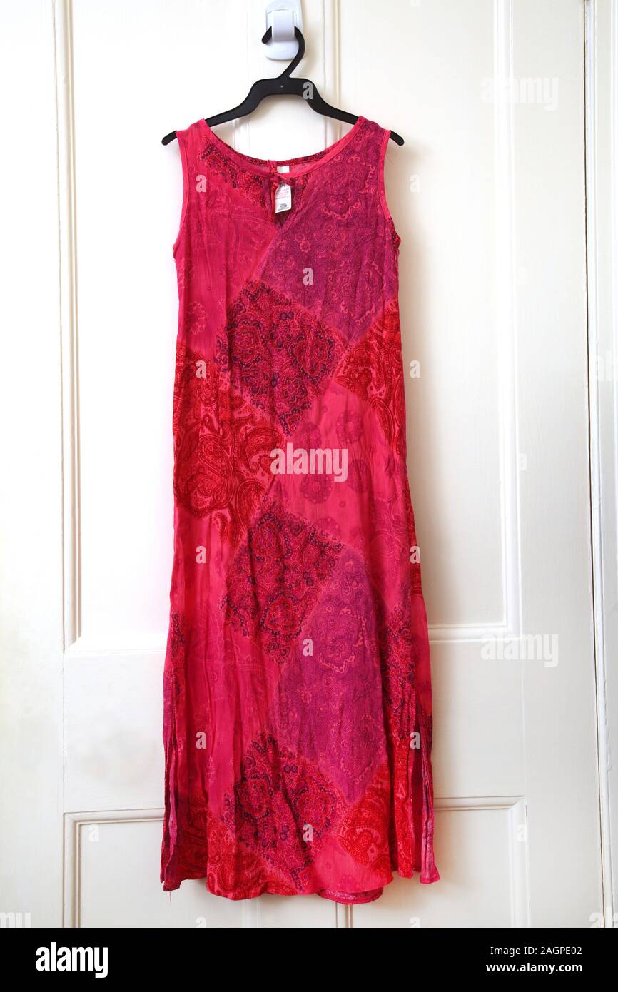 Un bambino crespata rosa abiti estivi Foto Stock