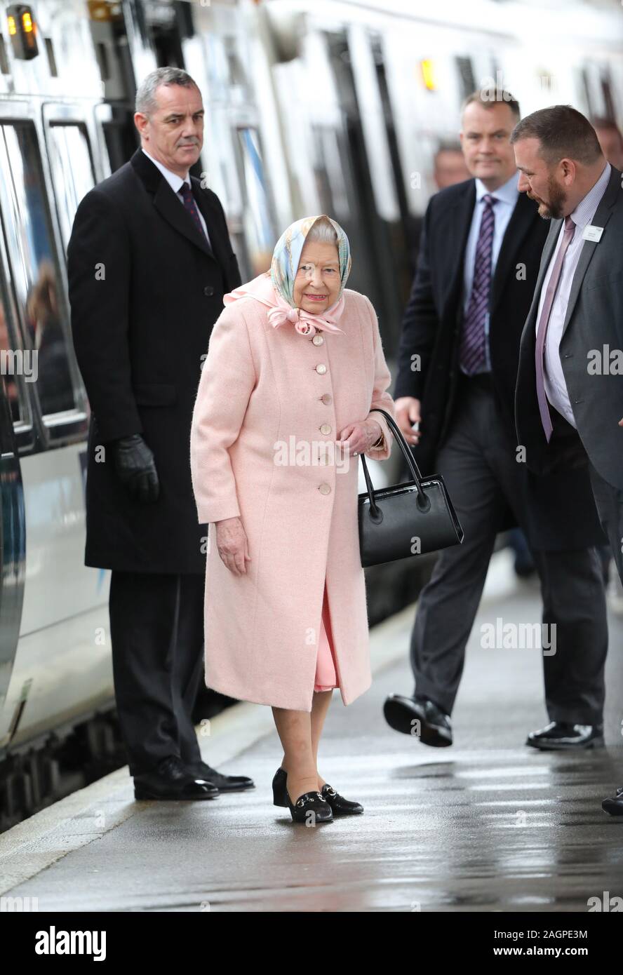 Kings Lynn, Norfolk, Regno Unito. Xx Dec, 2019. La regina Elisabetta II arriva su un servizio pubblico di treno, a Kings Lynn stazione ferroviaria per iniziare il suo annuale vacanza di Natale a Sandringham, Norfolk. Non è raro che il monarca per usare il trasporto pubblico quando si viaggia a Kings Lynn. La regina Elisabetta II arriva per la sua vacanza Sandringham, vicino a Kings Lynn, Norfolk, il 20 dicembre 2019. Credito: Paolo Marriott/Alamy Live News Foto Stock