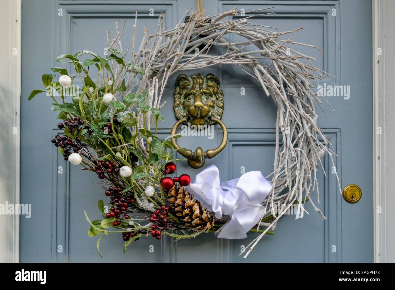 Vacanze di Natale corona, con il vischio artificiale, sulla porta, Inghilterra Foto Stock