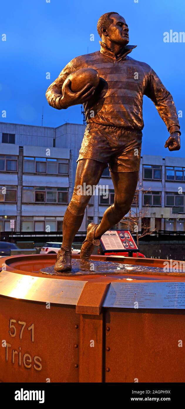 Billy Boston statua MBE , Il Wiend, Wigan Town Center, Greater Manchester, Inghilterra, Regno Unito, WN1 1YB al tramonto ( William John Boston ) Foto Stock
