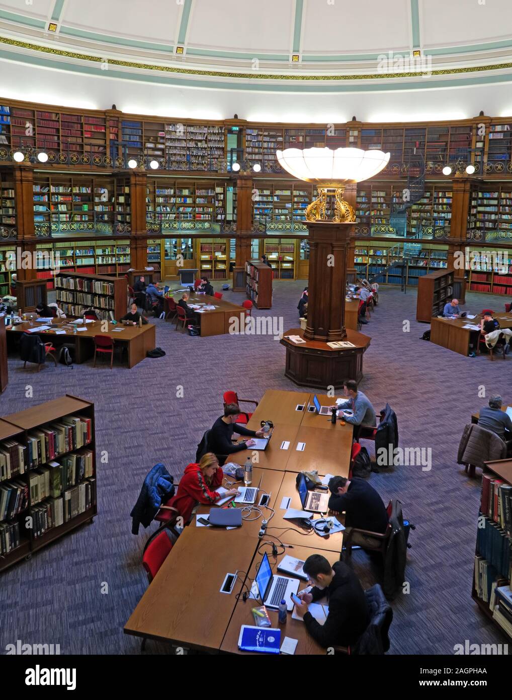 Lettori nella Biblioteca Centrale di Liverpool, William Brown St, Liverpool, Inghilterra, Regno Unito, L3 8EW Foto Stock