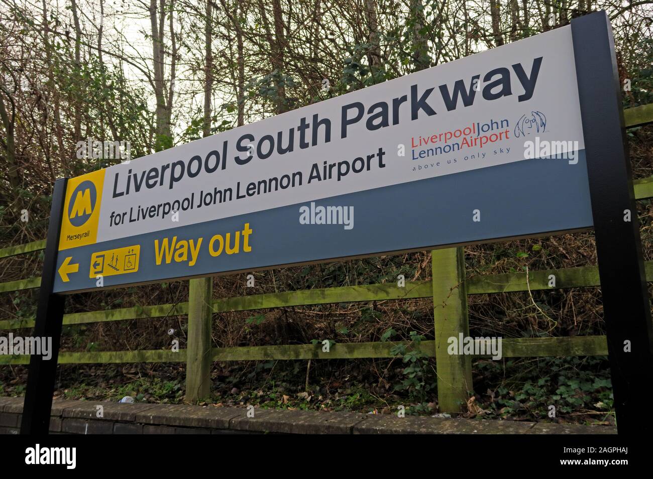 Liverpool South Parkway, per l'aeroporto John Lennon di Liverpool, Merseyrail, Garston, Merseyside North West England, Regno Unito - LPY Foto Stock