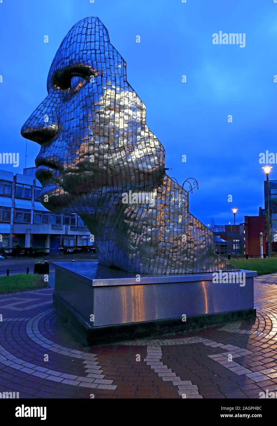 La faccia di Wigan, Il Wiend, Wigan Town Center, Greater Manchester, Inghilterra, Regno Unito, WN1 1YB al crepuscolo Foto Stock
