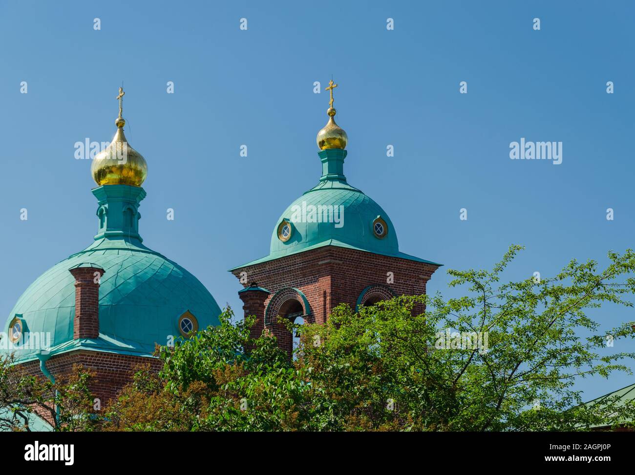 Belle cupole della chiesa ortodossa contro il cielo blu. La risurrezione skete del monastero di Valaam. Chiesa della Resurrezione di Cristo. Valaam. Foto Stock
