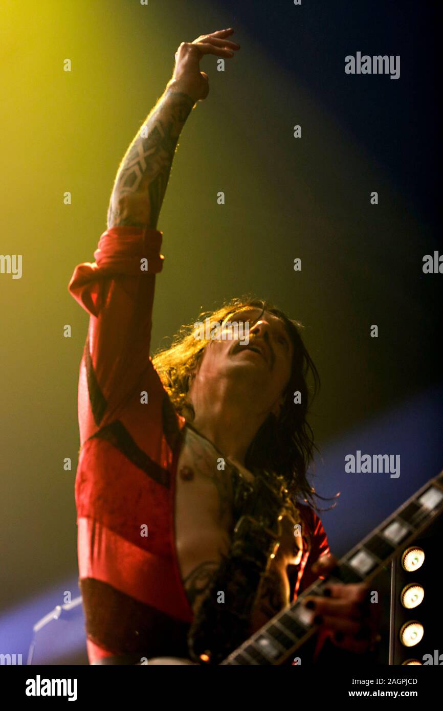 Justin Hawkins delle tenebre esegue sul palco del Roundhouse di Londra il venerdì 20 dicembre 2019. Foto Stock