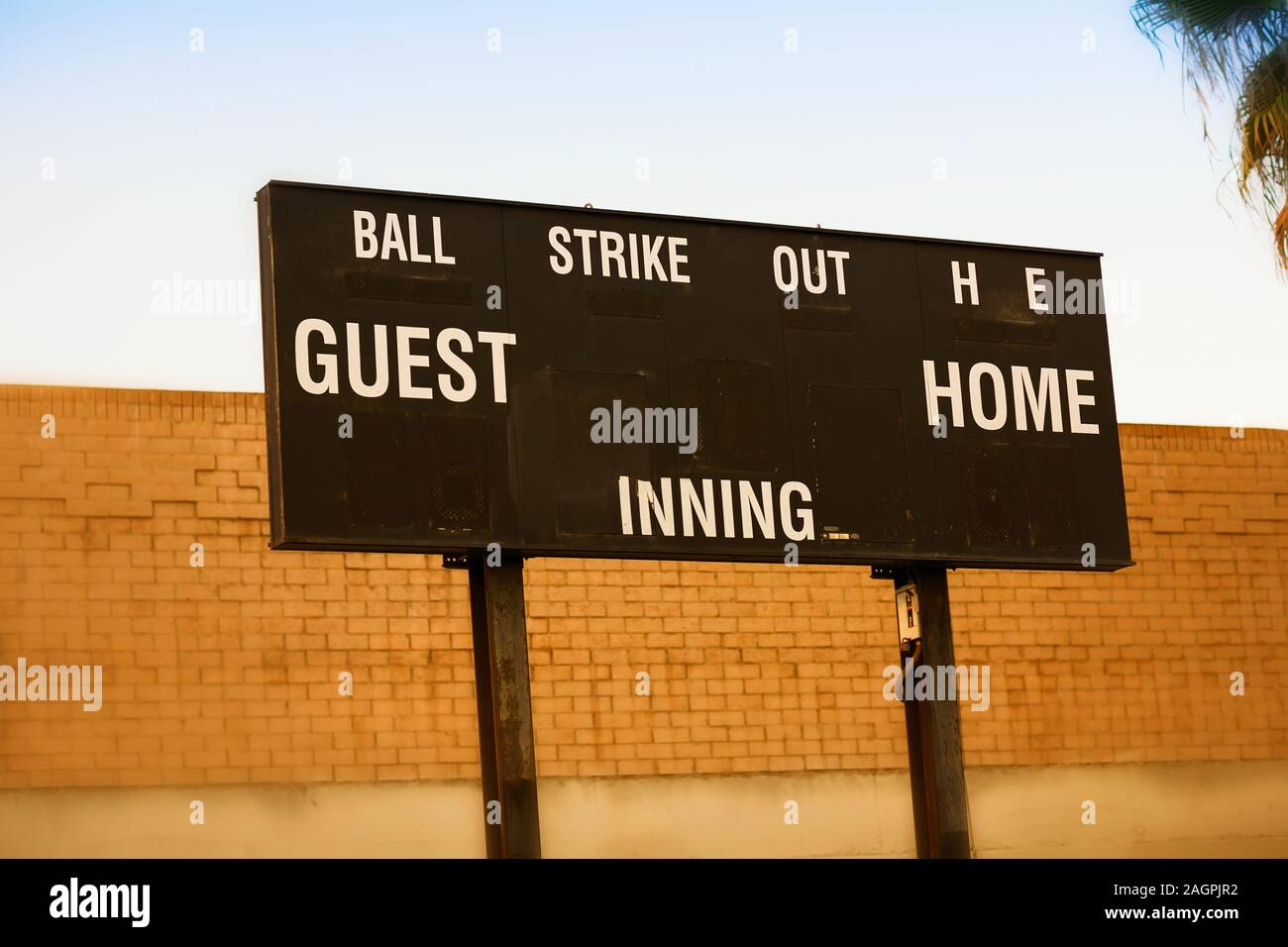 Un vecchio di baseball o softball scoreboard senza punteggi al display. Foto Stock