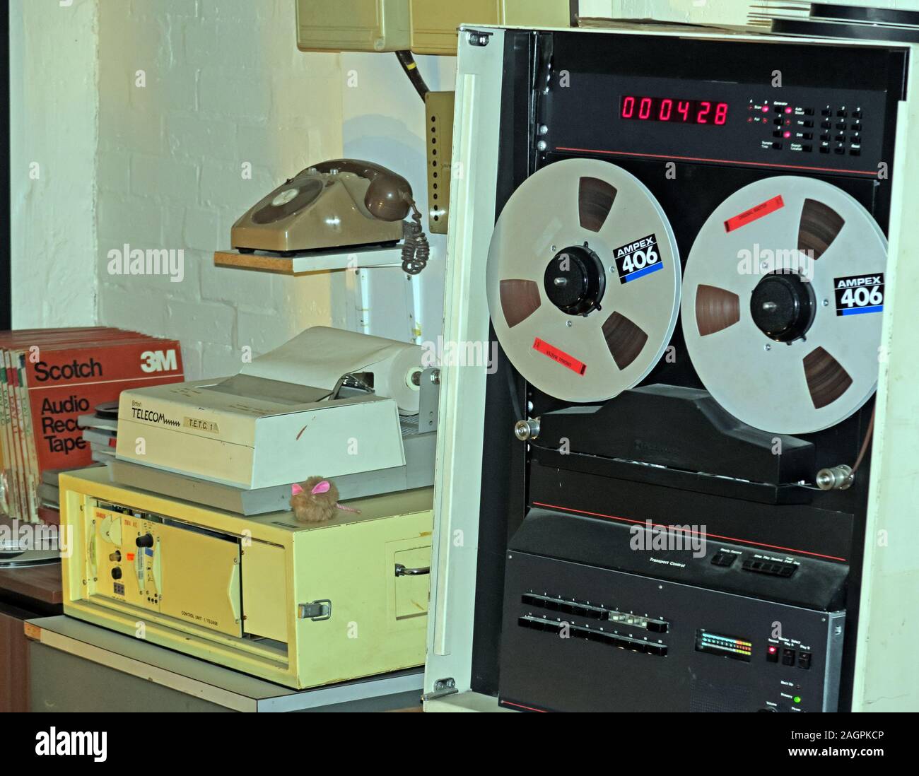 Apparecchiature di registrazione per telecomunicazioni,anni '80,bunker nucleare segreto,Nantwich,Cheshire,Inghilterra,Regno Unito Foto Stock