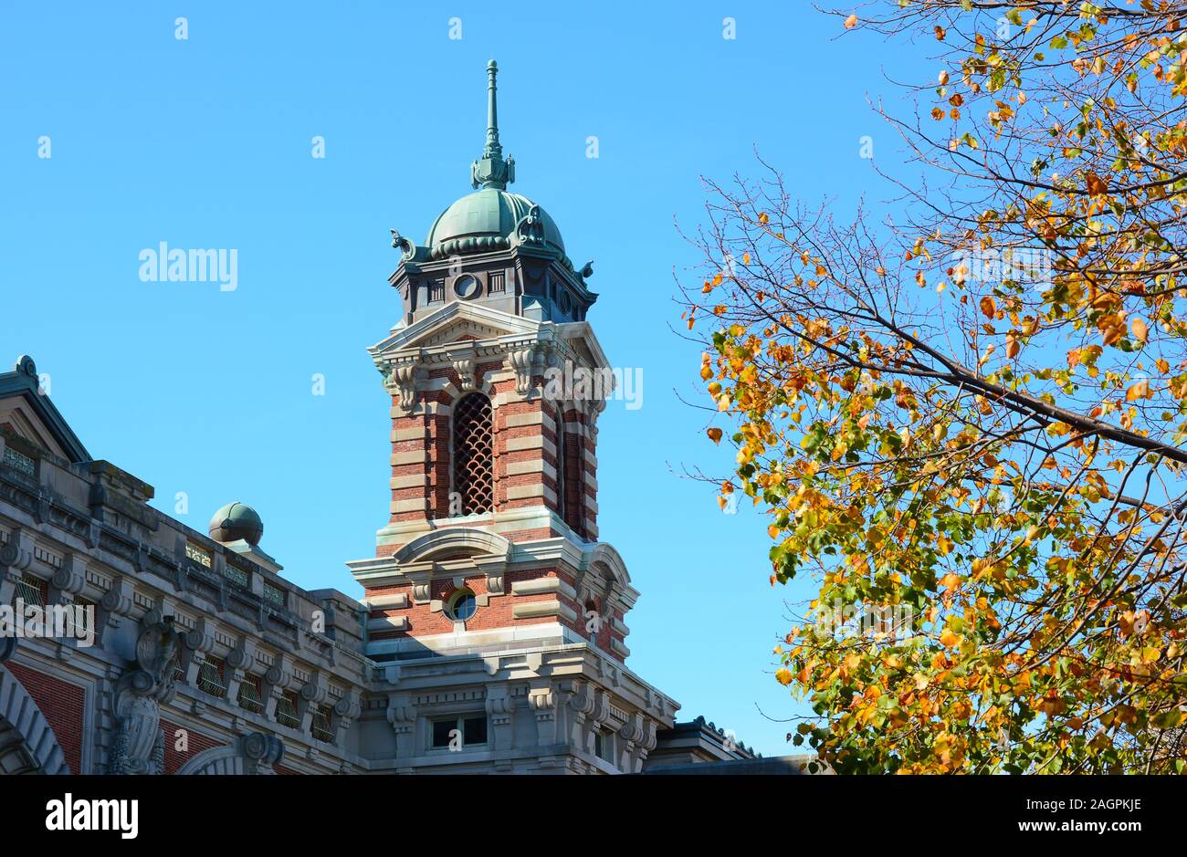 NEW YORK, NY - 04 NOV 2019: primo piano di una torre in cima al Museo Nazionale di immigrazione a Ellis Island con la caduta delle foglie. Foto Stock