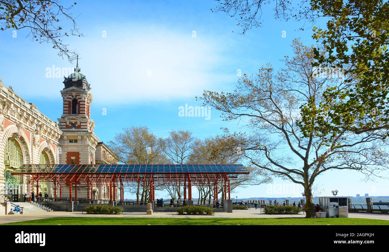 NEW YORK, NY - 04 NOV 2019: Motivi e ingresso a Ellis Island Museo Nazionale di immigrazione. Foto Stock