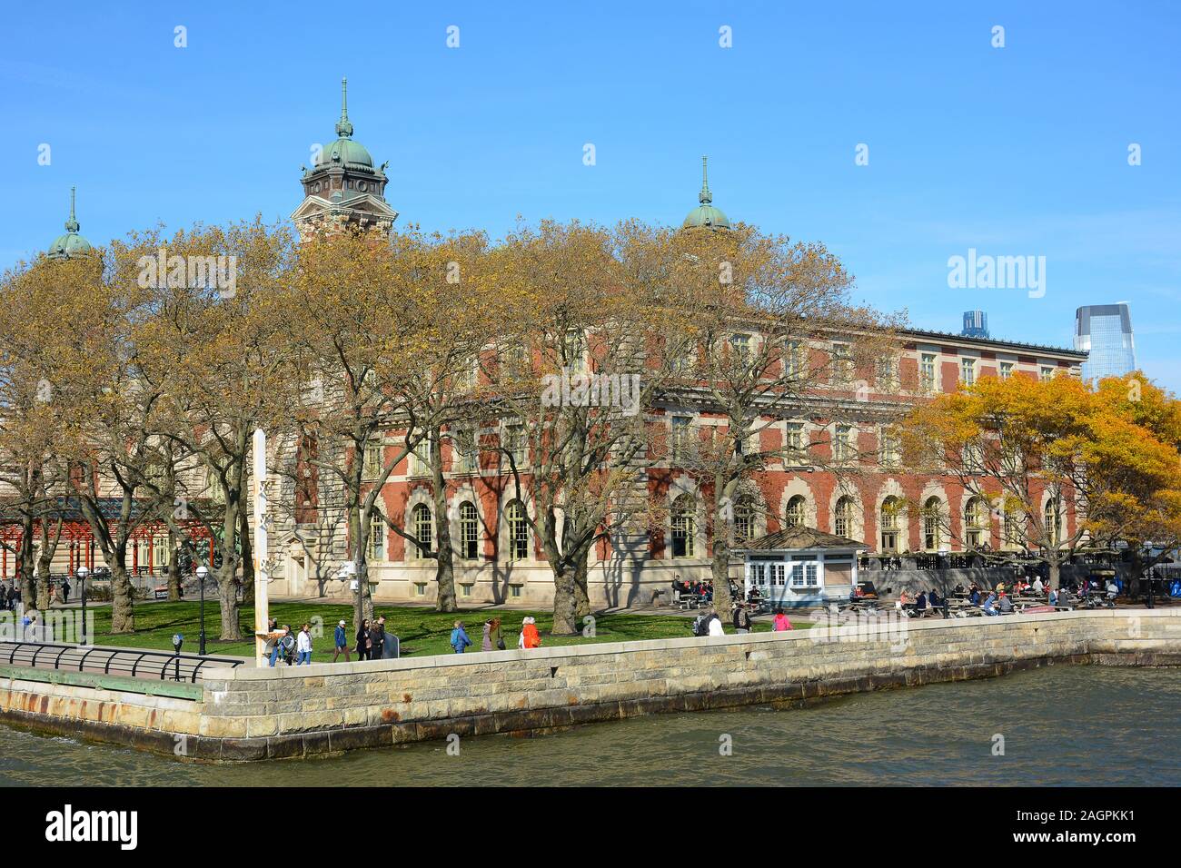 NEW YORK, NY - 04 NOV 2019: Teh edificio principale a Ellis Island Museo Nazionale delle immigrazioni, visto dal traghetto. Foto Stock