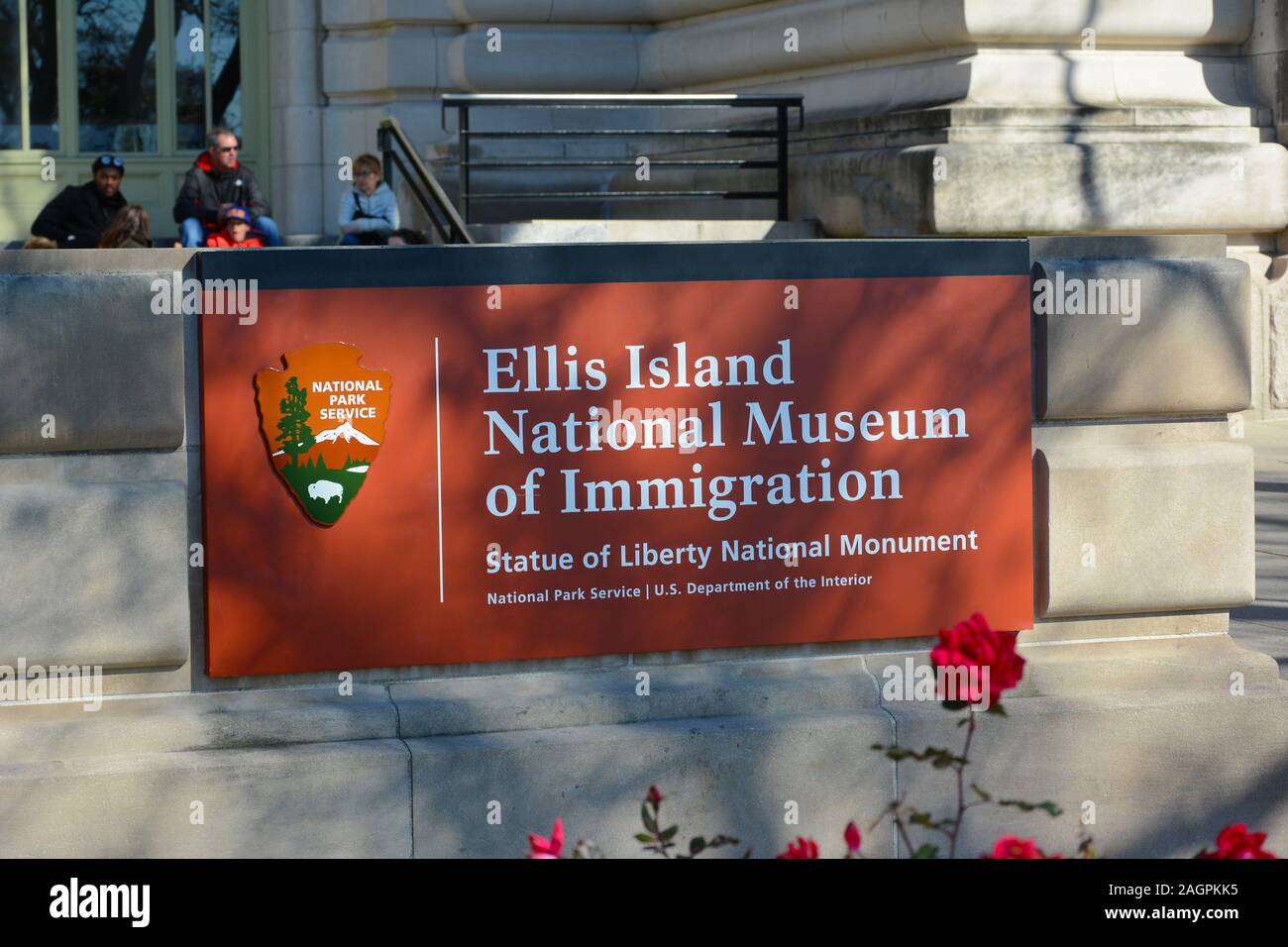 NEW YORK, NY - 04 NOV 2019: primo piano del segno di Ellis Island Museo Nazionale di immigrazione, la Statua della Libertà monumento nazionale. Foto Stock