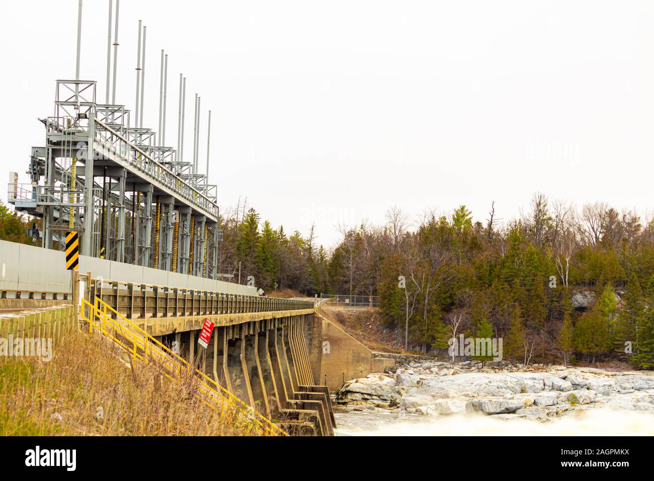 Il Chenaux diga idroelettrica, azionato dalla Ontario Power Generation, è visto da Petite Île Limerick in Quebec, dove si attraversa il fiume Ottawa. Foto Stock