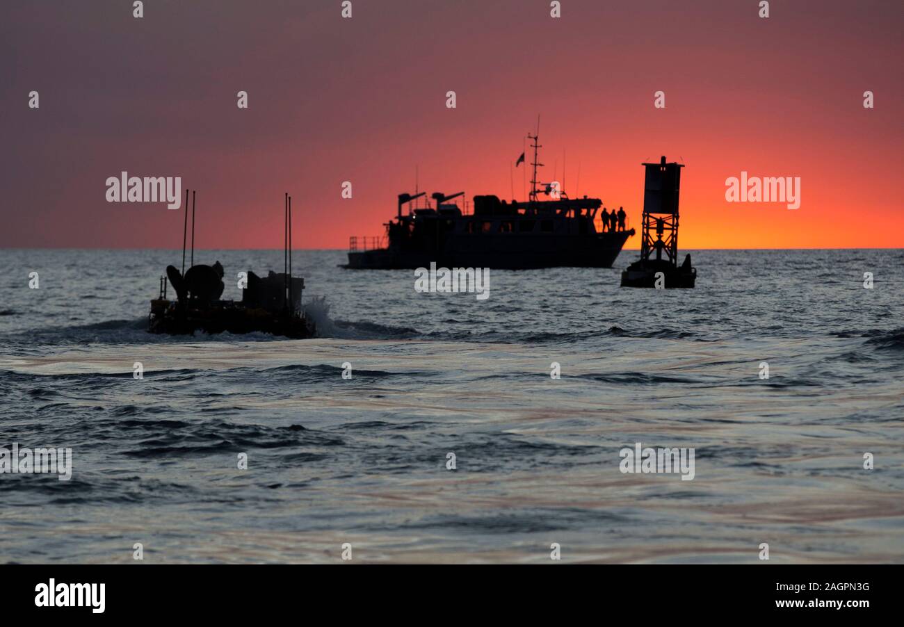 Stati Uniti Marines con veicolo anfibio della filiale di prova, Marine Corps Tactical Systems attività di sostegno, prendere un nuovo combattimento anfibio veicolo fuori per Oceano aperto a bassa luce prove al Del Mar Beach in Marine Corps base Camp Pendleton, California, Dic 17, 2019. Il test è stato progettato per valutare e verificare in che modo ben Marines è in grado di interfacciarsi con il veicolo e operare di notte. ACV è un otto-ruote personale blindato carrier progettata per sostituire completamente le Corps' invecchiamento della flotta di assalto anfibio veicoli. (U.S. Marine Corps photo by Lance Cpl. Andrew Cortez) Foto Stock