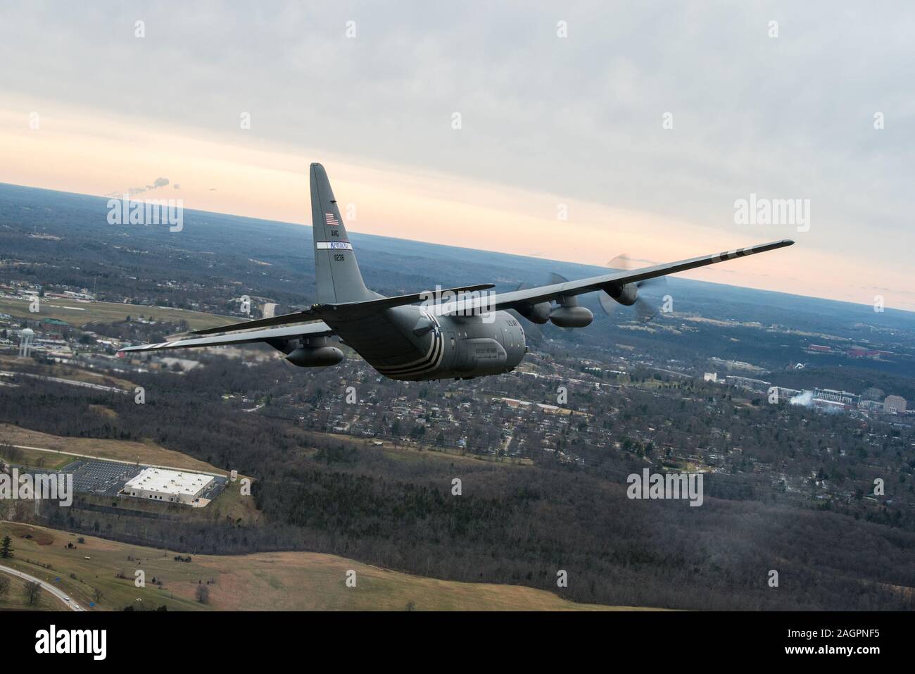 Un C-130 Hercules dal Kentucky Air National Guard vola su Francoforte, Ky., durante la cerimonia di inaugurazione Gov. Andy Beshear dic. 10, 2019. Beshear divenne lo stato 63rd governatore quando ha prestato giuramento in poco dopo la mezzanotte. (U.S. Air National Guard foto di Phil Speck) Foto Stock