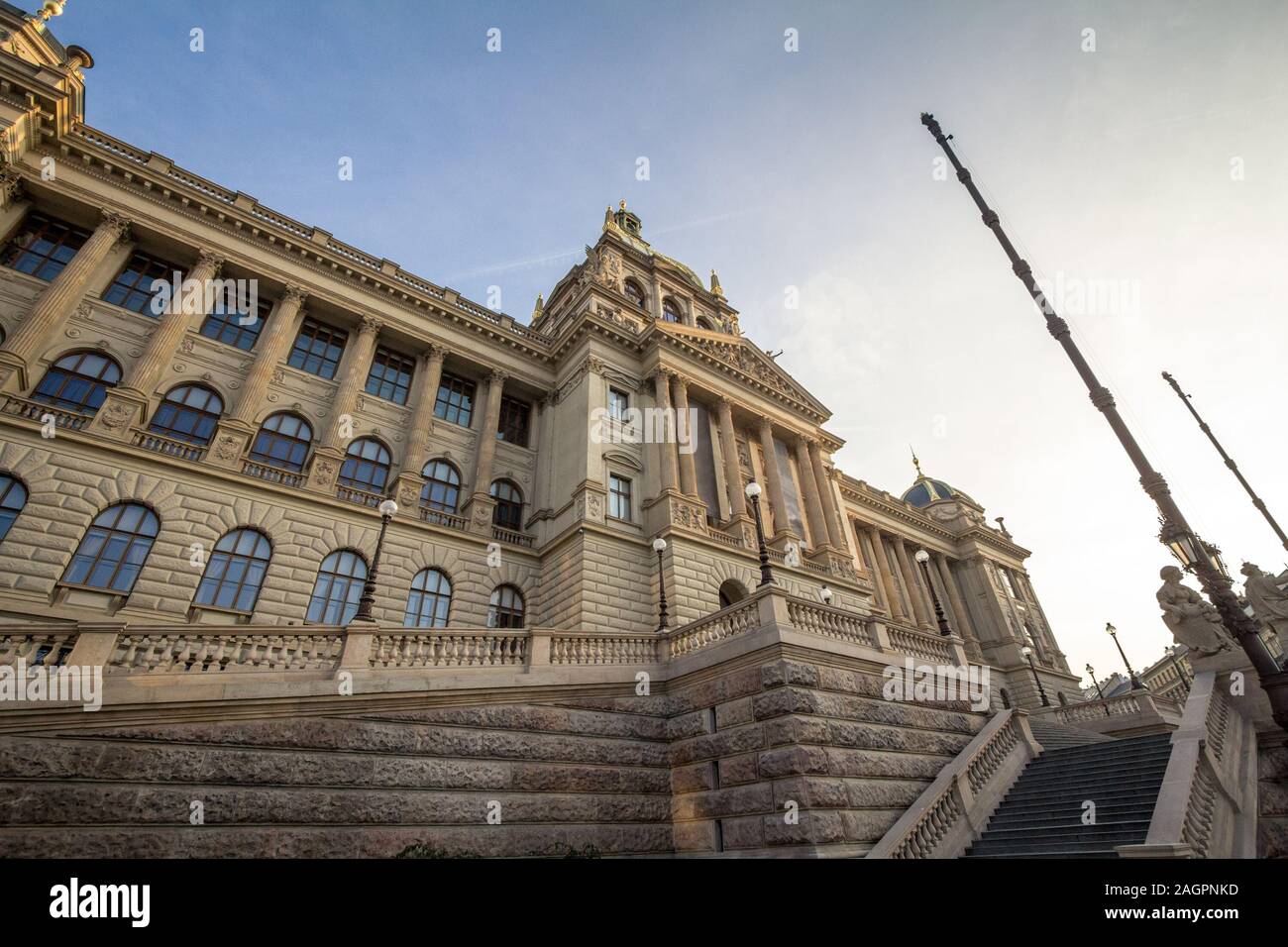 La facciata principale del Museo Nazionale di Praga Repubblica Ceca, nel corso di un pomeriggio soleggiato. Chiamato anche Narodni muzeum, è una delle principali aree culturali la Foto Stock