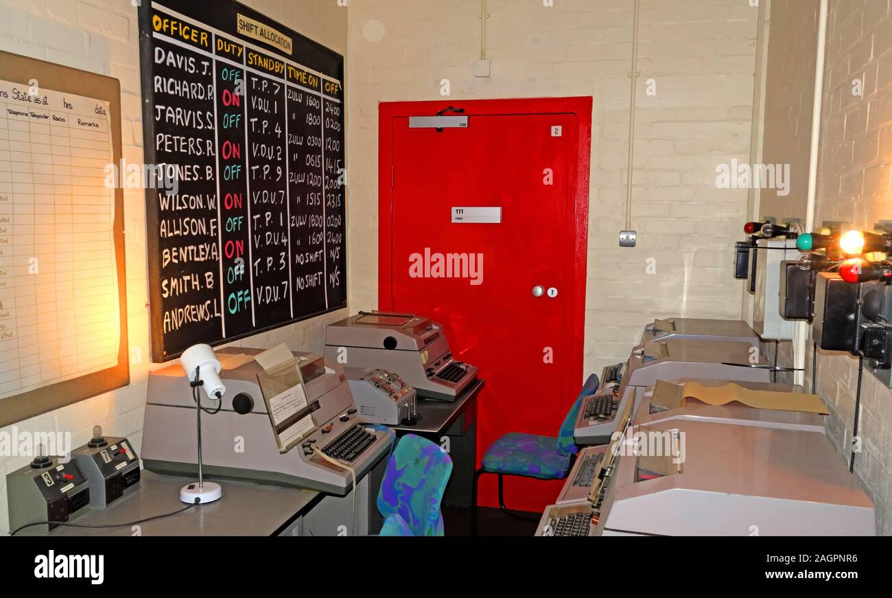 Shift Allocation Rota Board, teleprinter, sala di comunicazione, Hack Green, ex bunker nucleare di proprietà del governo, Nantwich, Cheshire, Inghilterra, Regno Unito Foto Stock