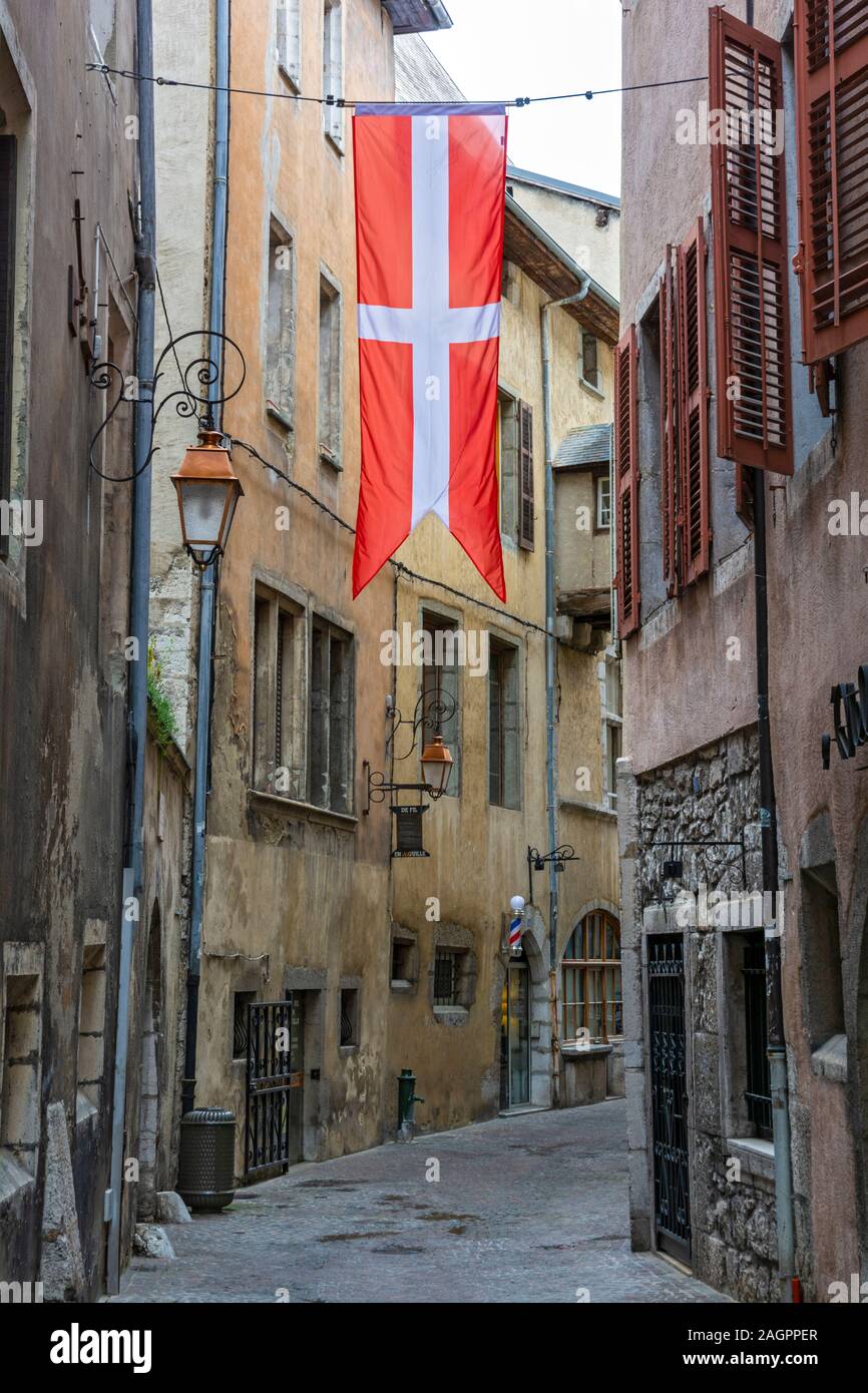 Francia, Savoie, Chambery, Rue Basse du Chateau, città dell'ultima passerella aerea è visibile a destra della bandiera della Savoia Foto Stock
