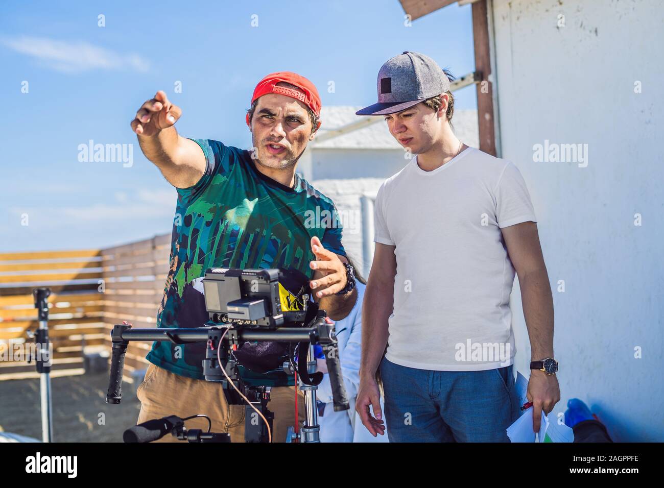 Steadicam operatore e il suo assistente Preparazione della fotocamera e 3-asse-stabilizzatore di sospensione cardanica per un commerciale shoot Foto Stock