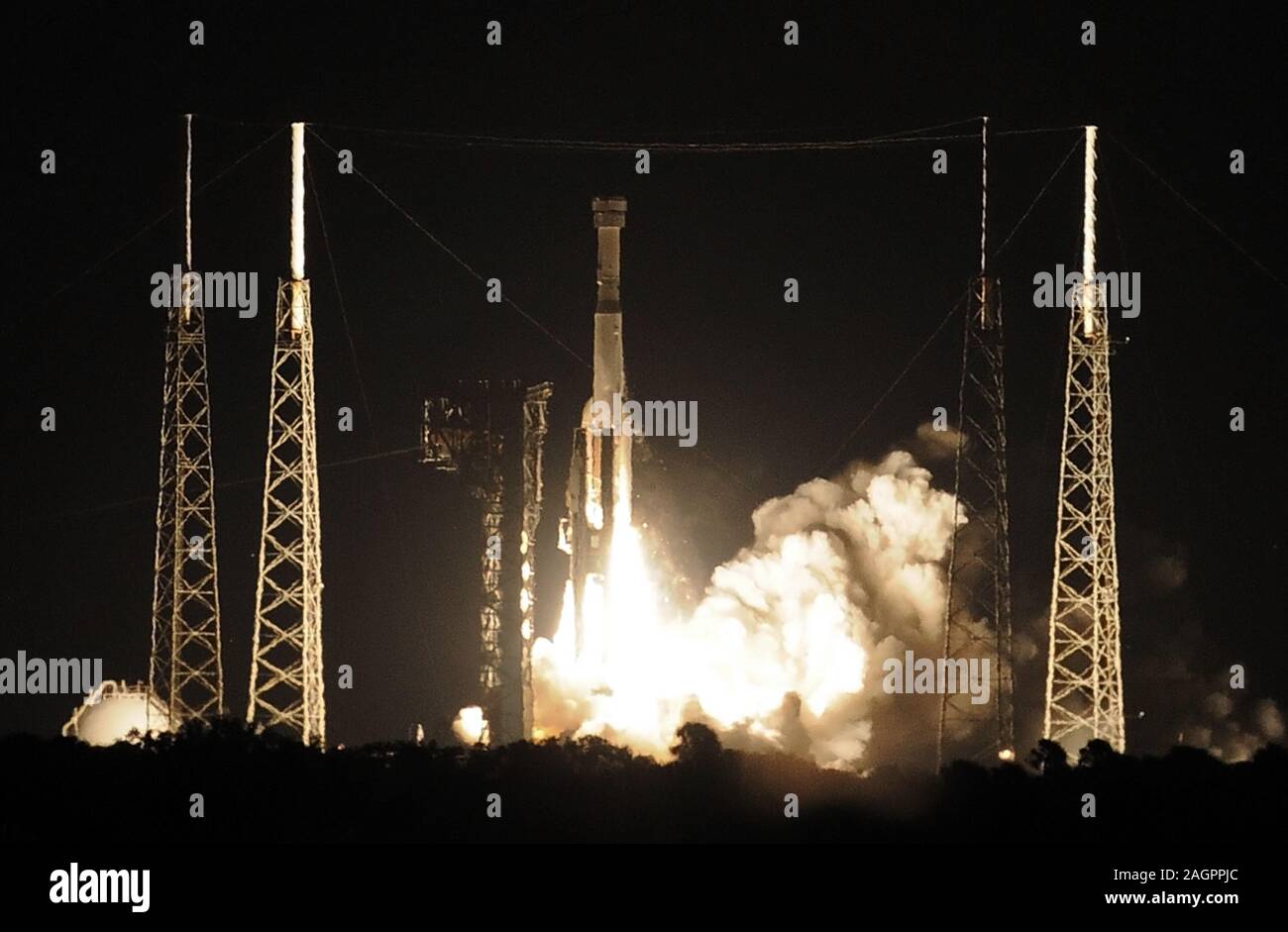 Cape Canaveral, Stati Uniti. Xx Dec, 2019. Cape Canaveral, Stati Uniti. Xx Dec, 2019. Un regno lancio Alleanza Atlas V rocket portante il Boeing CST-100 Starliner navicella spaziale solleva from Space Launch Complex 41 alla Cape Canaveral Air Force Station su un senza equipaggio di volo orbitale il test di missione per la Stazione Spaziale Internazionale (ISS) sul dicembre 20, 2019 in Cape Canaveral, in Florida. Come il successore dello Space Shuttle, il veicolo spaziale è progettato per trasportare gli astronauti e cargo verso la ISS. Credito: Paul Hennessy/Alamy Live News Foto Stock