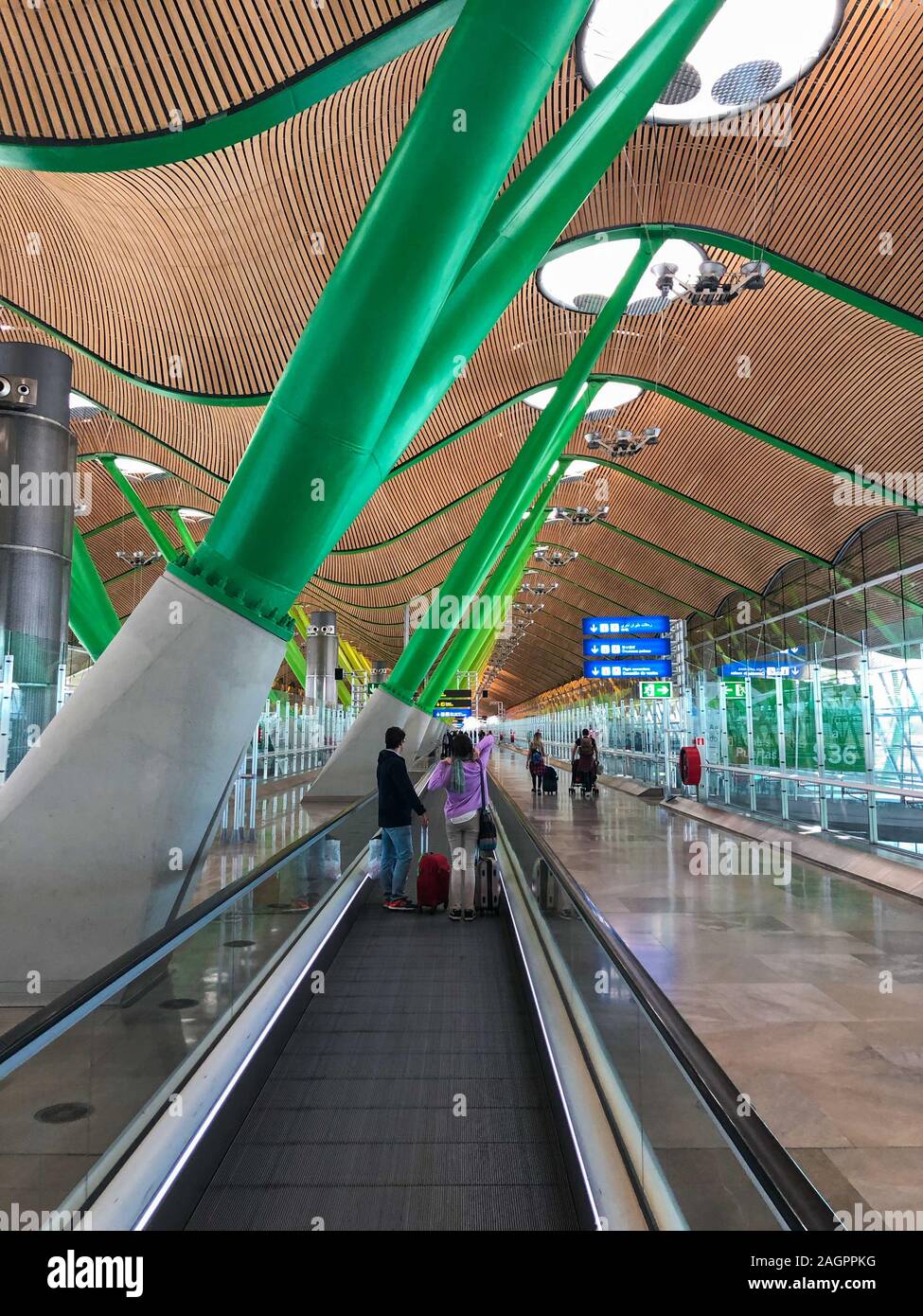 La gente sulla rampa all'Aeroporto Internazionale di Barajas, il terminale T4, Madrid Spagna Foto Stock