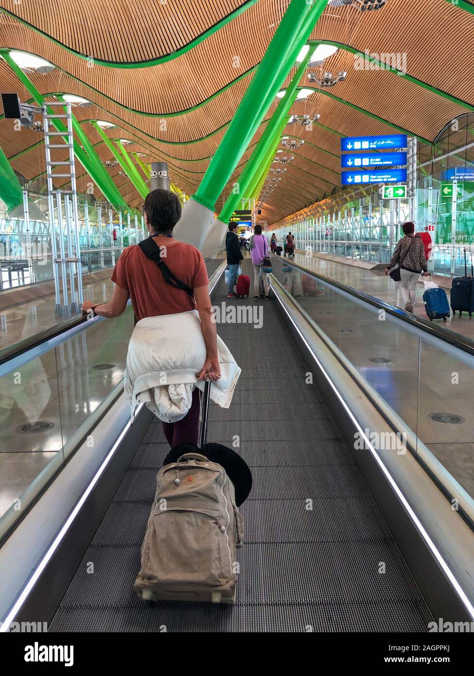 La gente sulla rampa all'Aeroporto Internazionale di Barajas, il terminale T4, Madrid Spagna Foto Stock