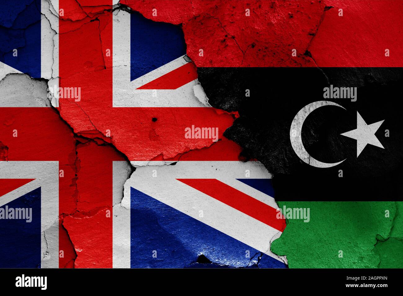 Bandiere del Regno Unito e la Libia dipinta sulla parete incrinato Foto Stock