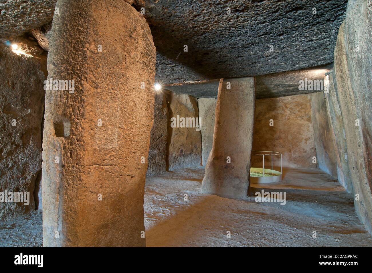Dolmen - Cueva de Menga, Antequera, provincia di Malaga, regione dell'Andalusia, Spagna, Europa. Foto Stock