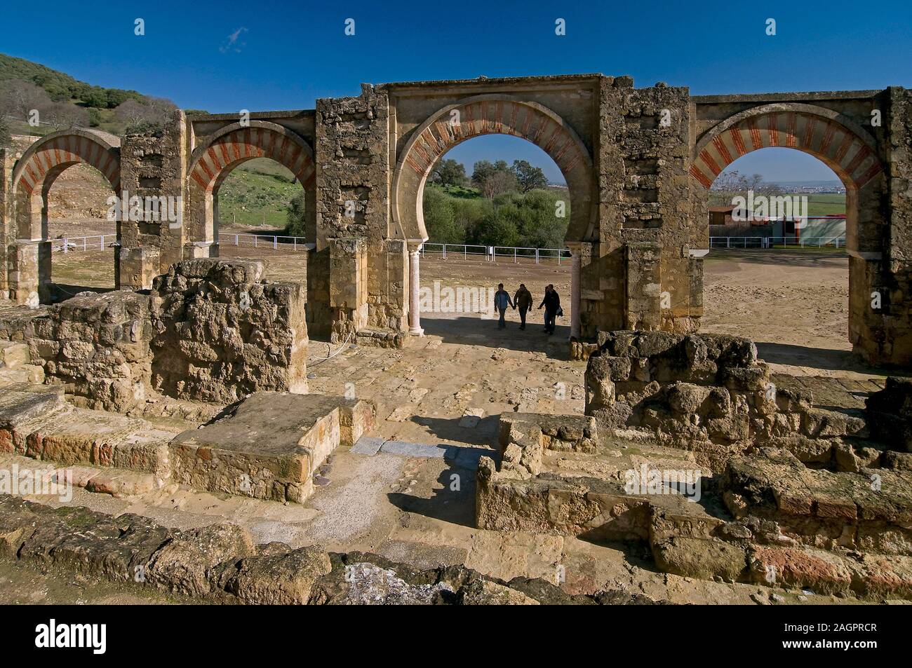 Portici e arma Square, Al Madinah Azahara, Cordoba, regione dell'Andalusia, Spagna, Europa. Foto Stock