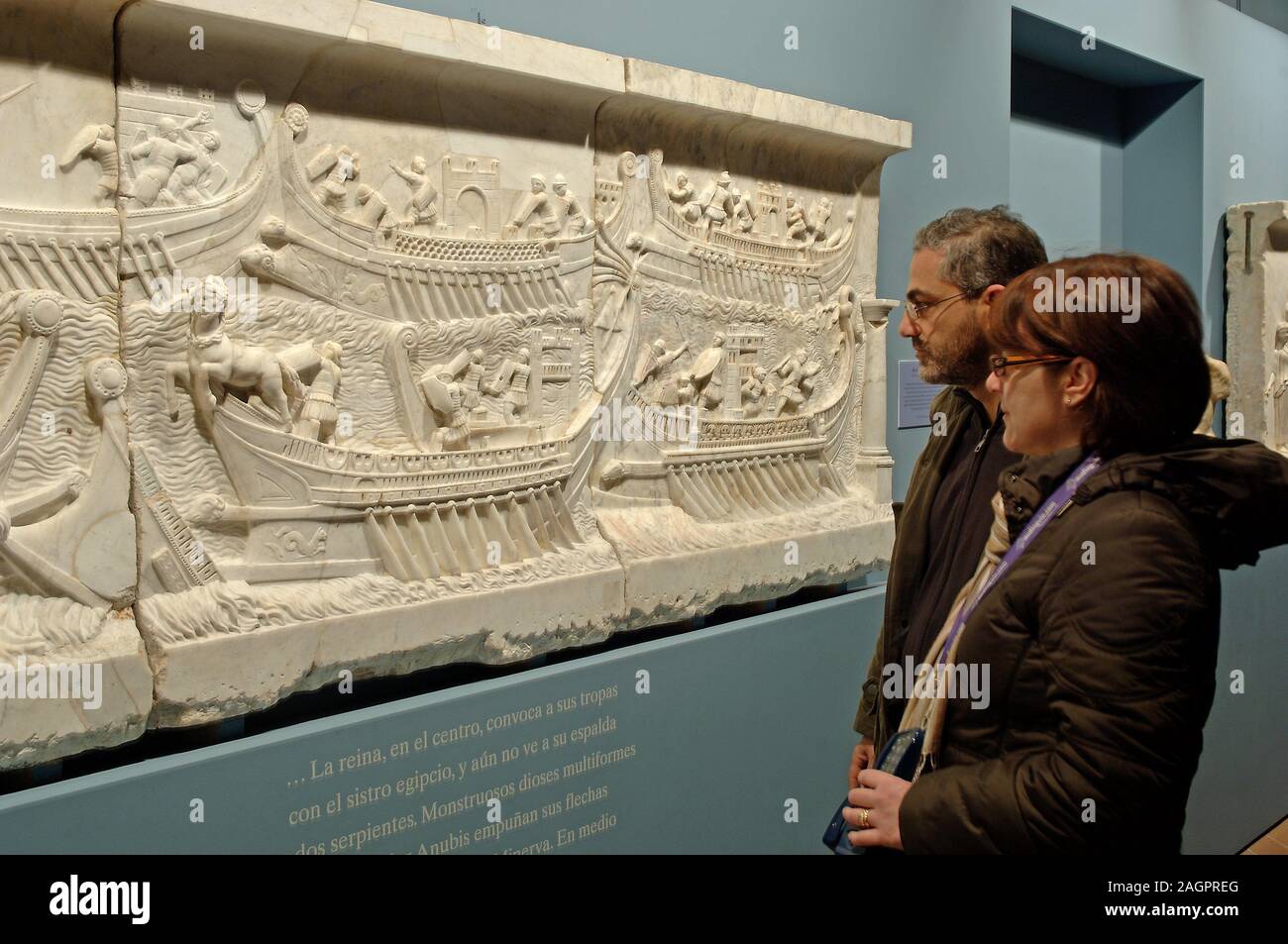 Rilievo romano, la battaglia navale di azio e turisti, 1 ° secolo, Duques de Cardona raccolta, Cordoba, regione dell'Andalusia, Spagna, Europa. Foto Stock