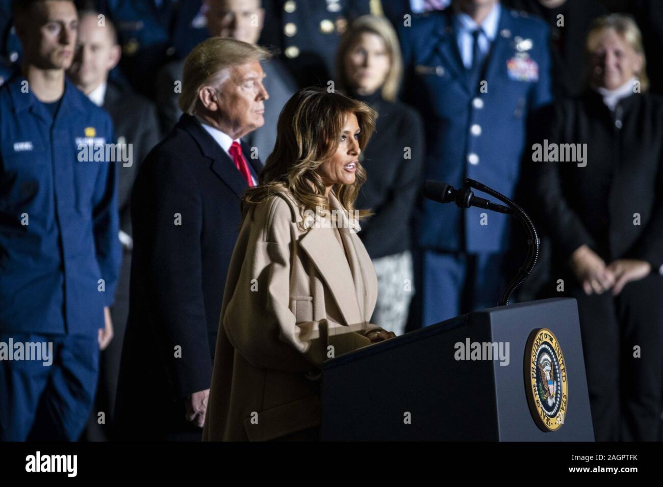 Washington, Stati Uniti. Xx Dec, 2019. La first lady Melania Trump parla prima di U.S. Presidente Donald Trump segni la difesa nazionale atto di autorizzazione per l'anno fiscale 2020, Venerdì, Dicembre 20, 2019 a base comune Andrews in Maryland. Foto da Al Drago/UPI Credito: UPI/Alamy Live News Foto Stock