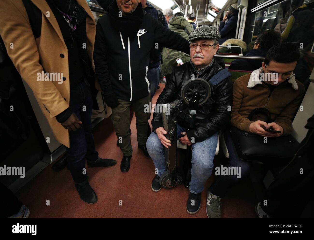 Parigi, Francia. Xx Dec, 2019. La gente a prendere la linea 1 della metropolitana di Parigi, Francia, 20 dicembre 2019. Il driverless metro linea 1 mantiene la sua solita frequenze. La Francia ha visto 16 giorni consecutivi di sciopero contro il governo la pensione del piano di riforma, con i mezzi di trasporto pubblici storpi, scuole chiuse, interruzione dell'alimentazione in alcune regioni e alcuni giorni di grandi manifestazioni nelle principali città. Credito: Gao Jing/Xinhua/Alamy Live News Foto Stock