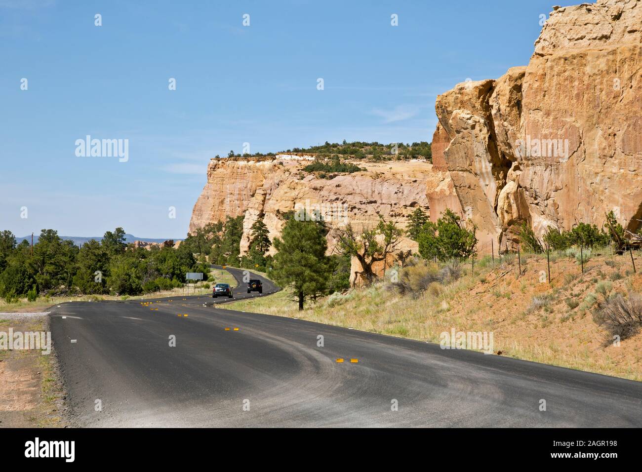 NM00215-00...NEW MEXICO - scogliere rosso al confine con la Strada Statale Route 117 in El Malpais monumento nazionale a sud di sovvenzioni. Foto Stock